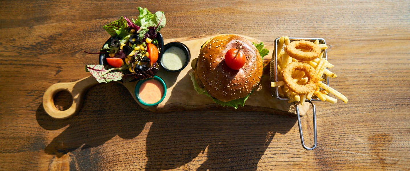 המבורגר צ'יפס טבעות בצל סלט ורטבים