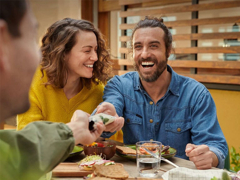 שני אנשים צוחקים