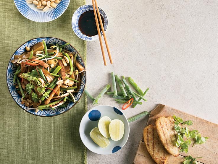 צלחות עם מזון צמחוני טבעוני